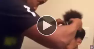 Ce papa essaie de coiffer sa fille... La suite est hilarante !