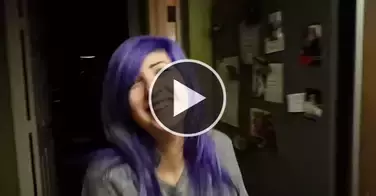 Incroyable ! Cette jeune femme change de couleur de cheveux dès qu'elle change de pièce !