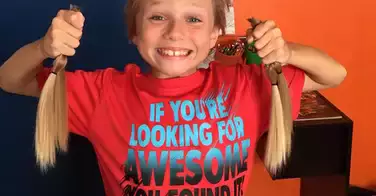 Cet enfant de 8 ans se laisse pousser les cheveux pour venir en aide aux enfants cancéreux
