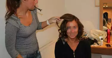 Atteinte d'arthrose sévère, cette coiffeur qui ne pouvait plus coiffer se soigne en changeant de régime alimentaire !