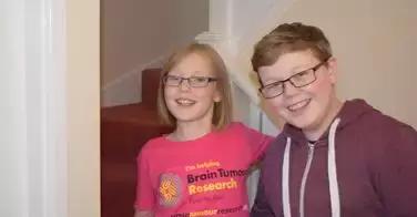 Cette fille de 8 ans surmonte sa phobie du coiffeur pour venir en aide à son frère atteint d'une tumeur du cerveau !