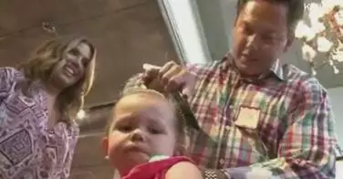 Ce que font ces papas pour apprendre à coiffer leur fille est tout simplement hallucinant !
