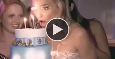Vidéo incroyable - son faux-cil s'enflamme alors qu'elle souffle les bougies de son gâteau d'anniversaire !