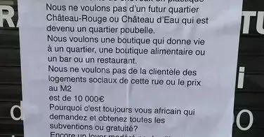 Ce que cette gérante de salon afro a trouvé sur sa vitrine est tout bonnement scandaleux !