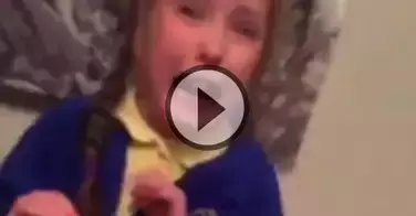 Il terrifie sa soeur avec... un donut à cheveux !