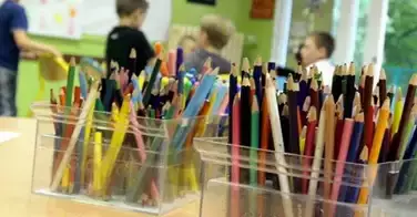 Perdu, ce petit garçon de 5 ans trouve refuge dans un salon de coiffure !