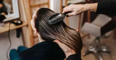 Pourquoi se laver les cheveux à l’envers est préconisé par les experts ? 