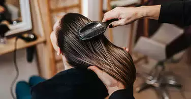 Cette femme coupe ses cheveux longs de 1,3 mètre pour la plus belle des raisons !