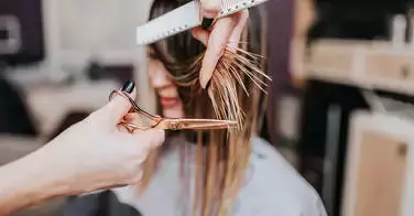 Elle quitte son coiffeur précipitamment son coiffeur pour l'accouchement de sa fille !