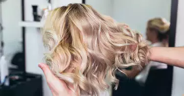 Quel maquillage quand on a les cheveux colorés en gris ? 10 photos pour vous aider à choisir !